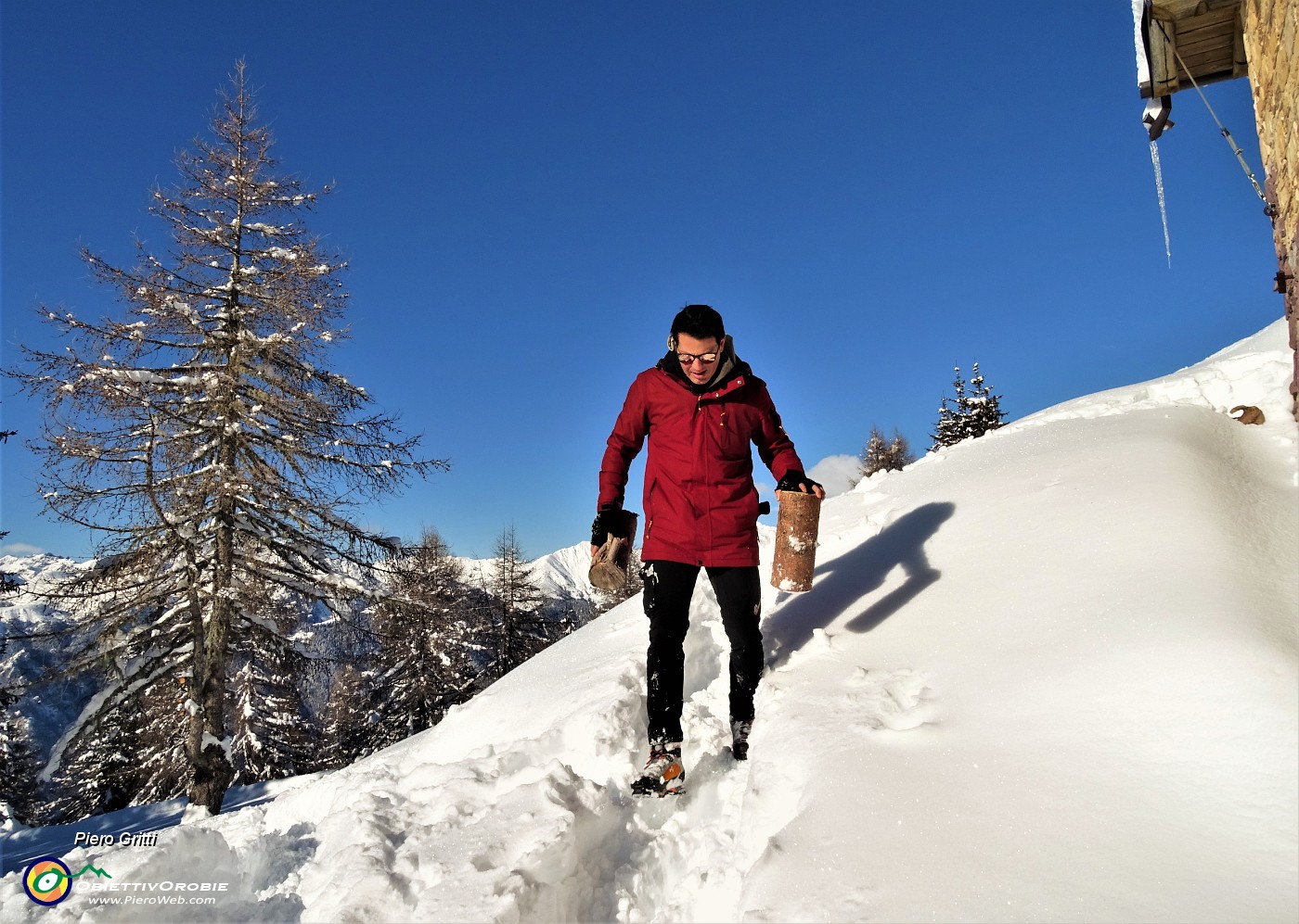 31 Per sedersi nella neve due bei tronchetti d'abete!.JPG